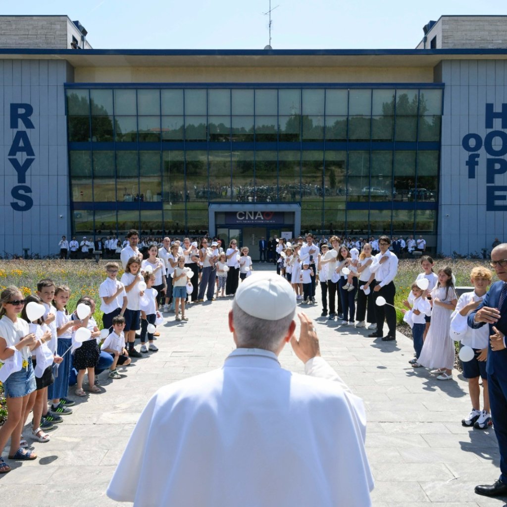 Sabato 20 Giugno il Santo Padre ha visitato il nostro Centro incontrando dieci pazienti pediatrici e le loro famiglie. 